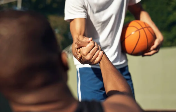 良好的运动精神是很重要的 两名年轻男子在篮球场握手时的特写镜头 — 图库照片