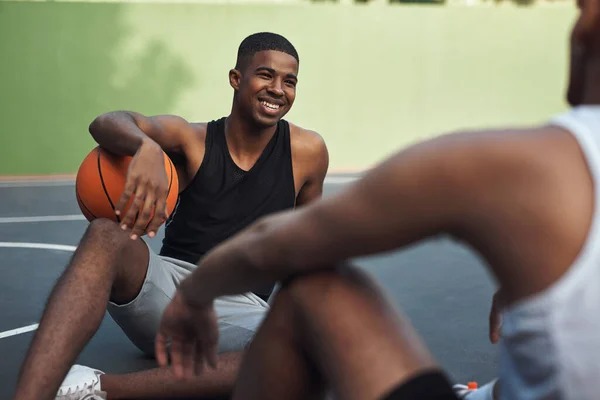 Beszéljünk Játékról Két Sportos Fiatalember Beszélgetett Egymással Kosárpályán — Stock Fotó
