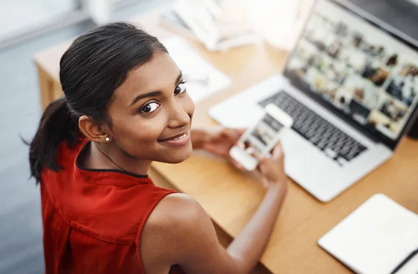 Laptop Telefone Retrato Uma Mulher Negócios Com Site Para Mídia — Fotografia de Stock