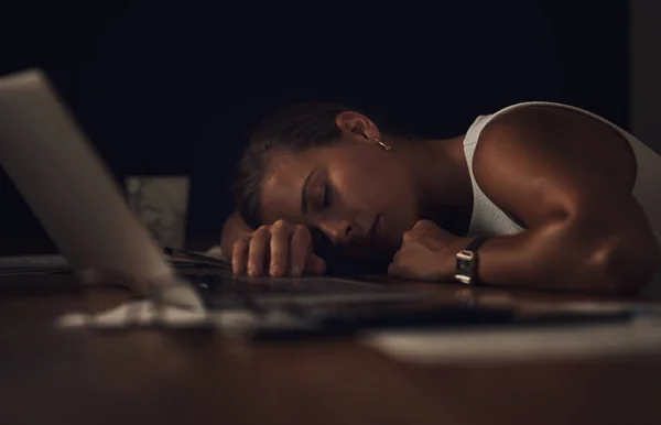 Carrera Estrés Una Joven Empresaria Durmiendo Escritorio Durante Una Noche — Foto de Stock