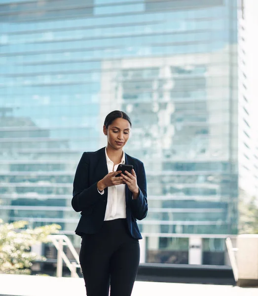 Saying Connected Keeps Business Going Young Businesswoman Using Smartphone City — Stock Photo, Image