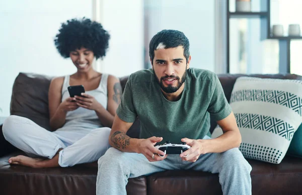 Szeretjük Néha Itt Vagyok Egy Használja Mobilját Miközben Barátja Videojátékozik — Stock Fotó