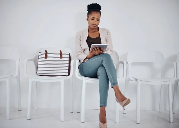 Její Aplikace Zaměstnají Mladý Podnikatel Pomocí Digitálního Tabletu Zatímco Sedí — Stock fotografie