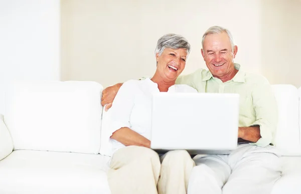 Mature Couple Using Laptop Couch Happy Mature Couple Using Laptop — Stock Photo, Image