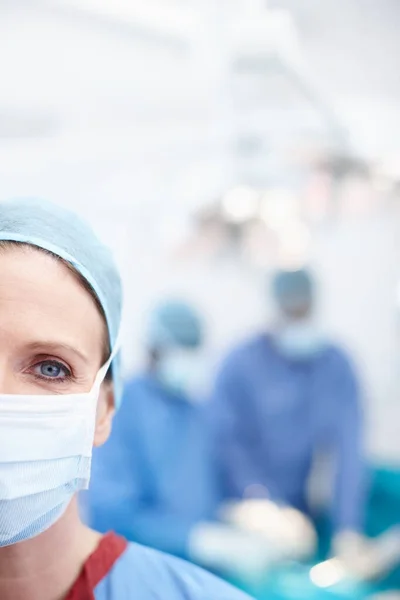 Fazer Tudo Que Possível Fecho Recortado Uma Cirurgiã Madura Usando — Fotografia de Stock