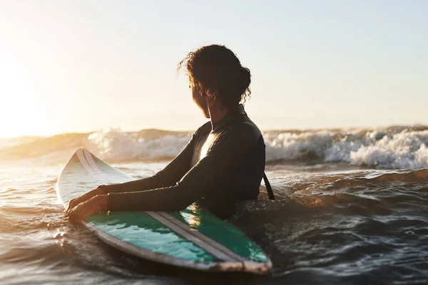 サンシャイン 海と女性のサーフィン バランスと健康的なライフスタイルのためのフィットネスと運動 サーフボード ウォータースポーツ 練習や日光のための海辺を持つ女性の人 サーファーと女の子 — ストック写真