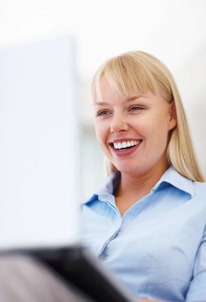 Ευτυχισμένο Θηλυκό Στέλεχος Φορητό Υπολογιστή Χαμογελαστή Επιχειρηματίας Που Εργάζεται Φορητό — Φωτογραφία Αρχείου