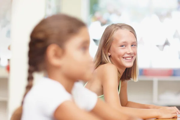 一个快乐 前途光明的学生 可爱的小女孩微笑着从她的一个同学身边走过 在照像机前 — 图库照片