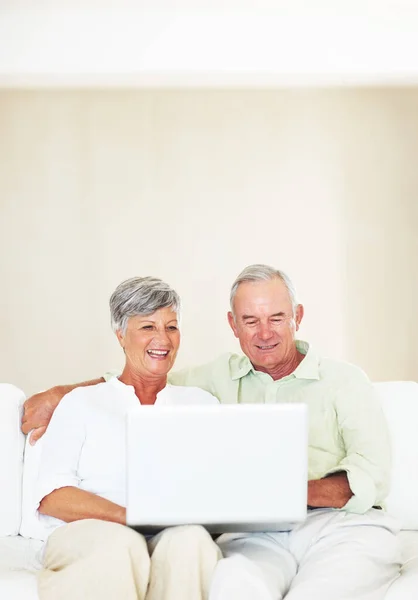 Smiling Mature Couple Using Laptop Couch Smiling Mature Couple Using — Stock Photo, Image