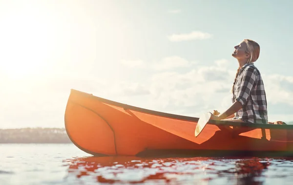 Llegó Temporada Kayak Una Atractiva Joven Que Pasa Día Kayak — Foto de Stock