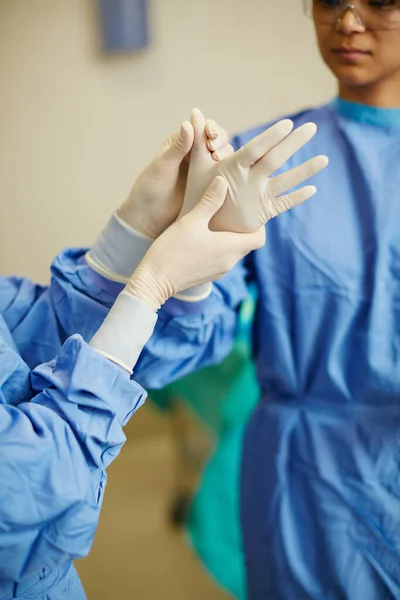 Estas Mãos Foram Feitas Para Sarar Cirurgiões Colocando Luvas Cirúrgicas — Fotografia de Stock