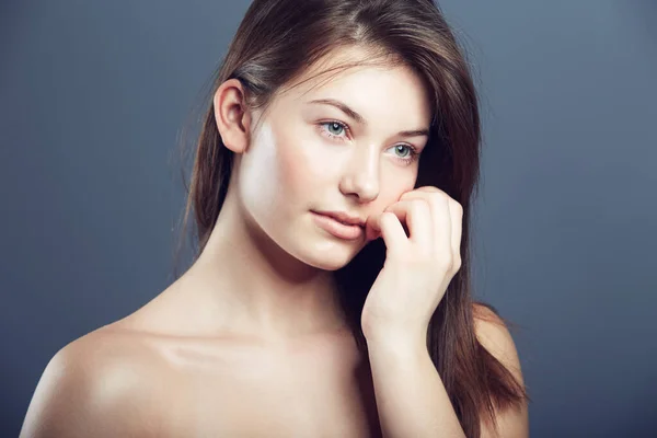 Tvář Krása Portrét Nevinné Ženy Studiu Září Make Upem Kosmetikou — Stock fotografie