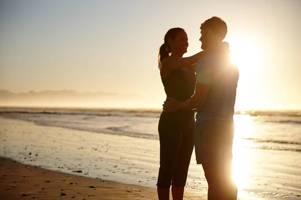 宣布我们彼此的爱 一对拥抱在海面上日出前的夫妻 — 图库照片