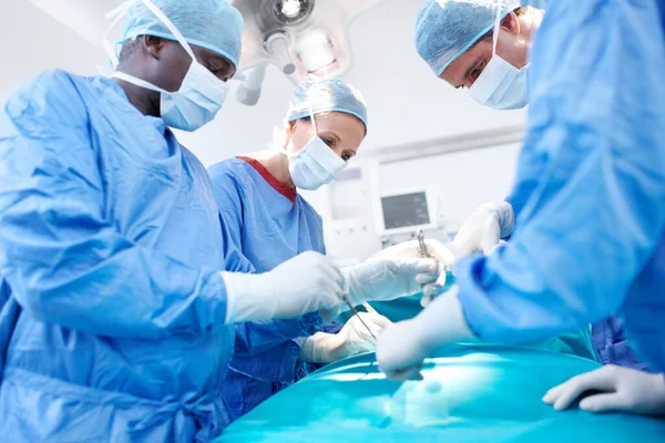 Profesionişti Medicali Medicii Chirurgi Purtând Scrubs Care Efectuează Operații Într — Fotografie, imagine de stoc