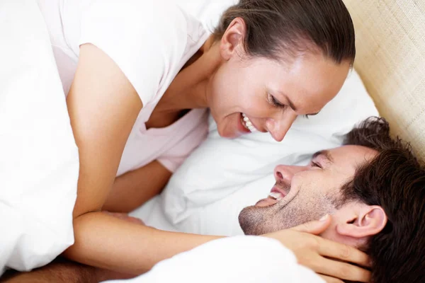 Kemari Kau Pasangan Muda Senang Senang Memeluk Tempat Tidur — Stok Foto