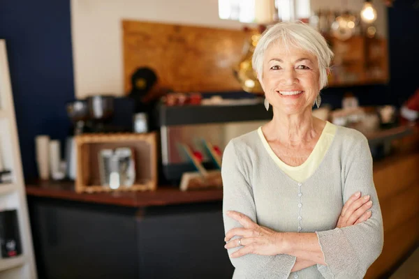 Ηλικιωμένοι Γυναίκα Και Πορτραίτο Σταυρωμένα Χέρια Εργάζονται Καφετέρια Για Συνταξιοδότηση — Φωτογραφία Αρχείου