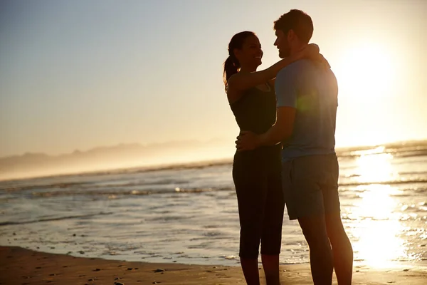 Early Morning Romance Hugging Couple Silhouetted Sunrise Sea — Stock Photo, Image