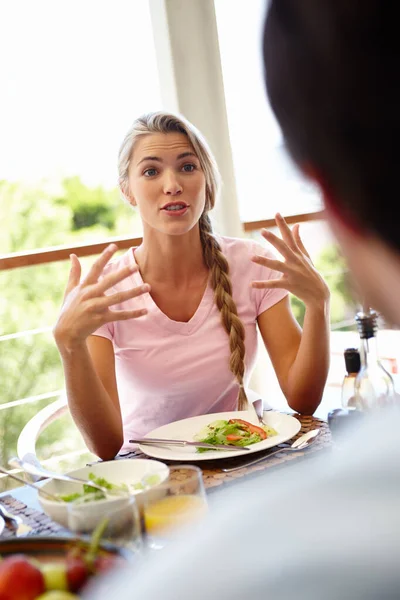 Etenstijd Gesprekken Een Aantrekkelijke Vrouw Heeft Een Geanimeerd Gesprek Met — Stockfoto