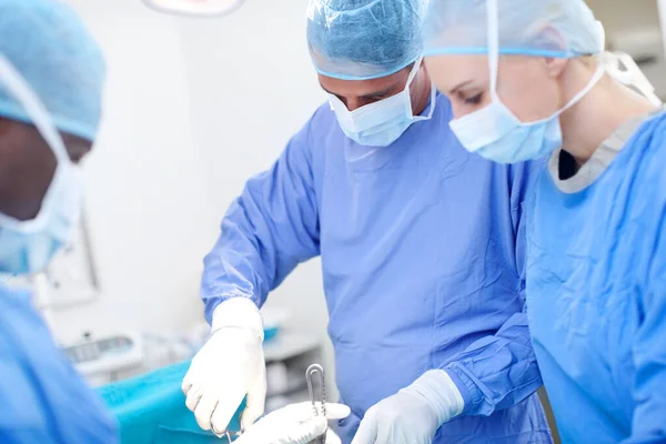 Aggódj Kezekben Vagy Sebészek Akik Együtt Operálnak Egy Beteget Műtőben — Stock Fotó