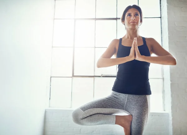 Yoga Geneest Geest Een Aantrekkelijke Jonge Vrouw Die Thuis Yoga — Stockfoto