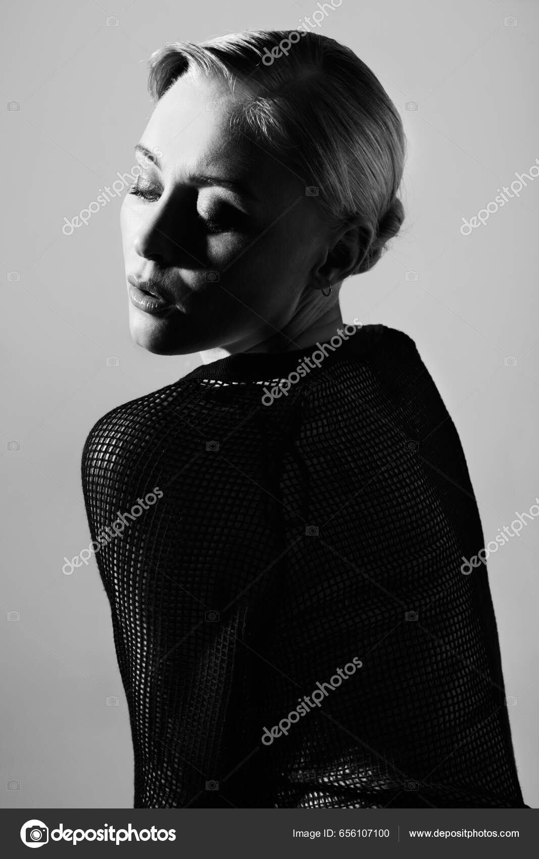 Γυναίκα Ασπρόμαυρη Στούντιο Για Μόδα Ρετρό Κλασική Αισθητική Από Γκρι —  Φωτογραφία Αρχείου © PeopleImages.com #656107100