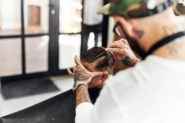 Beim Friseur Werden Aus Jungen Zuerst Männer Zugeschnittene Aufnahme Eines — Stockfoto