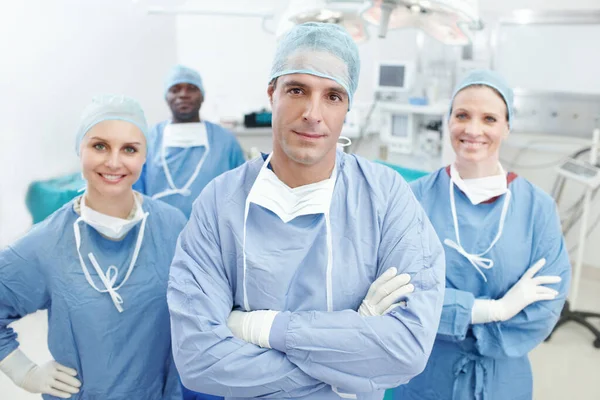 Geschicktes Operationsteam Porträt Zweier Krankenschwestern Und Eines Arztes Mit Krankenhausschrubben — Stockfoto