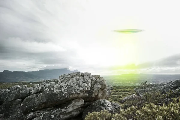 Ufo Himmel Och Rymdskepp Med Ljus Över Berget För Utomjordisk — Stockfoto