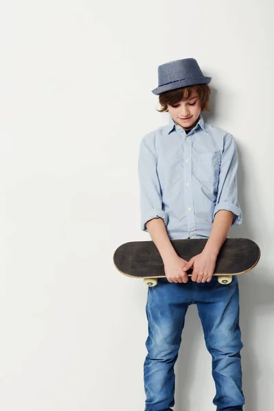 Kaykay Şapkası Maketi Olan Genç Bir Çocuk Stüdyo Arka Planında — Stok fotoğraf
