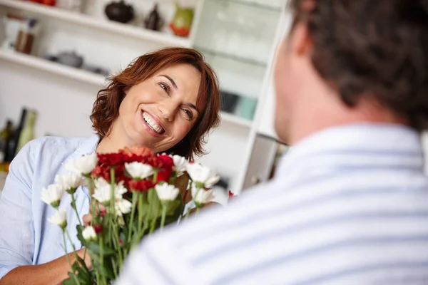 stock image You know just how to surprise me. a husband giving his wife a bunch of flowers at home