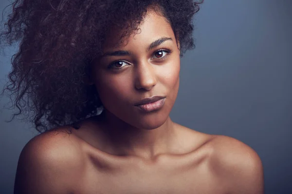 Afrykanka Kręcone Włosy Portret Studio Makijażem Kosmetyki Zdrowie Przez Ciemne — Zdjęcie stockowe