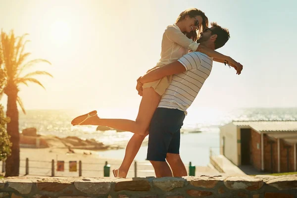 Wenn Sommerliebe Zur Wahren Liebe Führt Ein Glückliches Junges Paar — Stockfoto