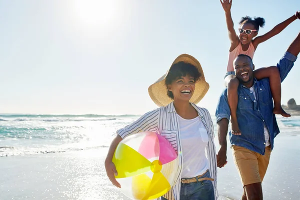 Μαύρη Οικογένεια Beach Ball Και Καλοκαίρι Στην Παραλία Ενώ Ευτυχισμένοι — Φωτογραφία Αρχείου