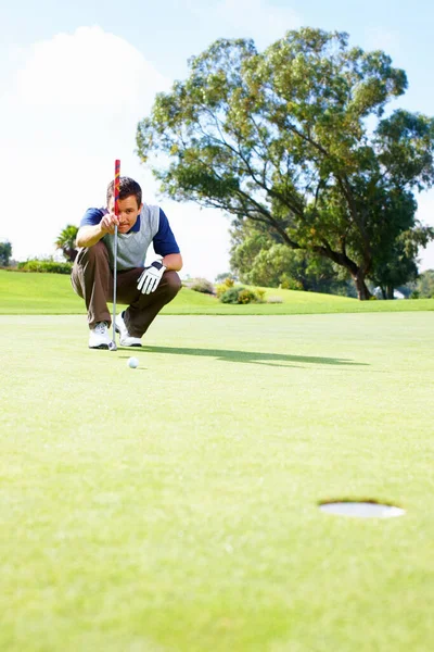 Golfista Masculino Alinhar Taco Comprimento Total Golfista Masculino Agachado Putting — Fotografia de Stock