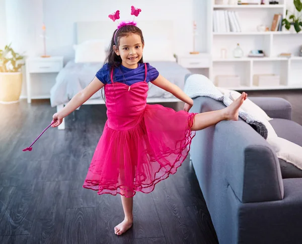 谁说过仙境不存在的 一个打扮成仙女在家里表演芭蕾的可爱小女孩的全景镜头 — 图库照片