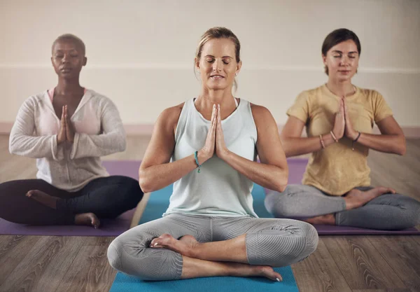 瞑想の魂の舌です 屋内ヨガセッションの後に一緒に座って瞑想の多様な女性のグループの完全な長さのショット — ストック写真