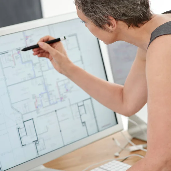 Använda Modern Teknik För Att Utarbeta Byggnadsplaner Mogen Kvinnlig Arkitekt — Stockfoto