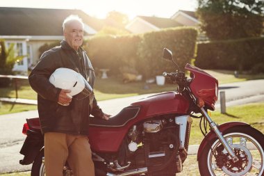 Vahşi olmak için doğmuşsun. Dışarıda motosikletinin yanında duran son sınıf öğrencisi.