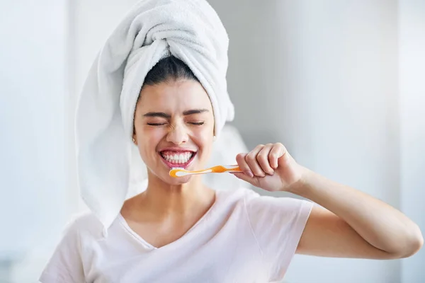 Tenho Dia Brilhante Pela Frente Uma Bela Jovem Escovando Dentes — Fotografia de Stock