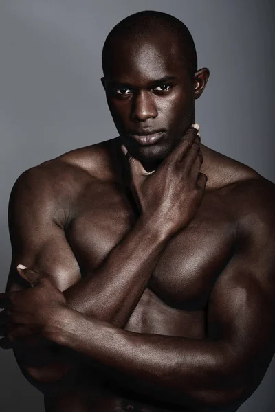 Язи Тіло Шкіра Портрет Чорного Чоловіка Темному Тлі Серйозним Обличчям — стокове фото