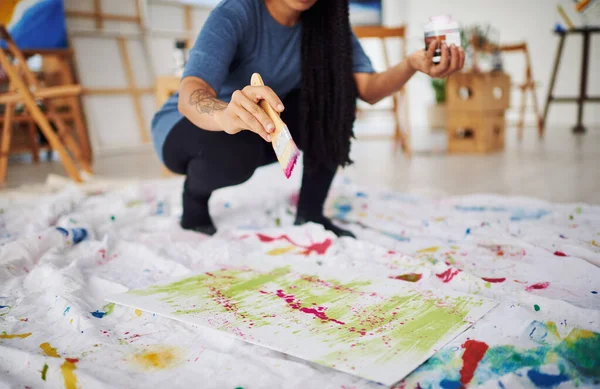 Zahrajte Barvou Vytvořit Své Mistrovské Dílo Nerozpoznatelná Žena Malování Ateliéru — Stock fotografie