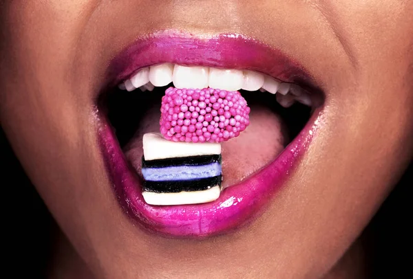 She Bold Her Lipstick Unrecognizable Woman Posing Licorice Sweets Her — Stock Photo, Image
