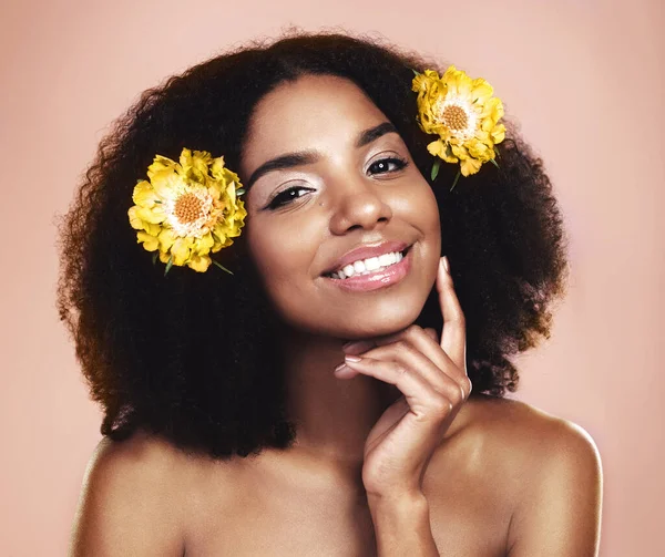Portret Twarzy Szczęśliwej Kobiety Afro Kwiaty Tle Studio Dla Piękna — Zdjęcie stockowe