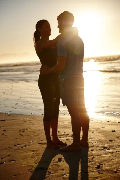 共有し 覚えている瞬間 巨大なカップルが海の上で日の出に対してシルエットを描き — ストック写真
