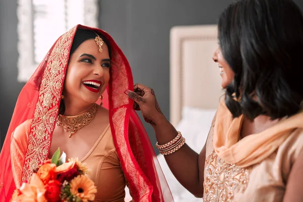 幸せな花嫁および新婦付添人は結婚式の準備をし 部屋で助けることを得る 友人や姉妹との結婚式のための伝統的なインドの服のサポート 愛と若い女性 — ストック写真