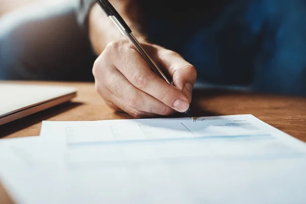 Mãos Documento Homem Escrevendo Papel Para Casa Empréstimo Investimento Casa — Fotografia de Stock