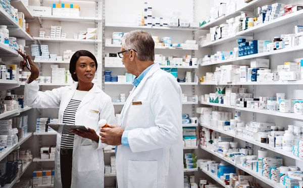Notre Aide Delà Des Prescriptions Deux Pharmaciens Travaillant Ensemble Dans — Photo