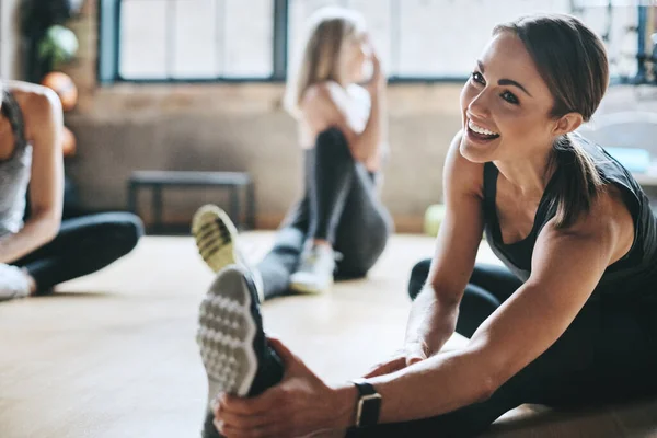 Fitness Fitnessruimte Vrouwen Stretchen Trainen Trainen Voor Wellness Evenwicht Stressverlichting — Stockfoto