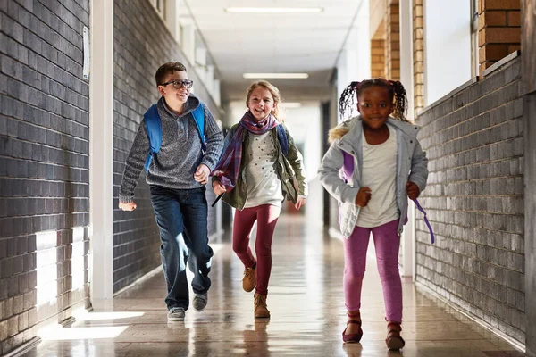 Derse Ilk Kim Girecek Lkokul Öğrencileri Okulun Koridorunda Koşuyorlar — Stok fotoğraf