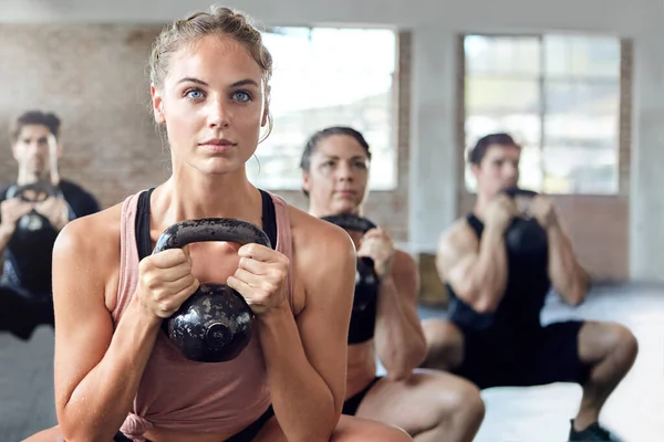 Fitness Kettlebell Personal Trainer Doen Een Workout Met Een Groep — Stockfoto